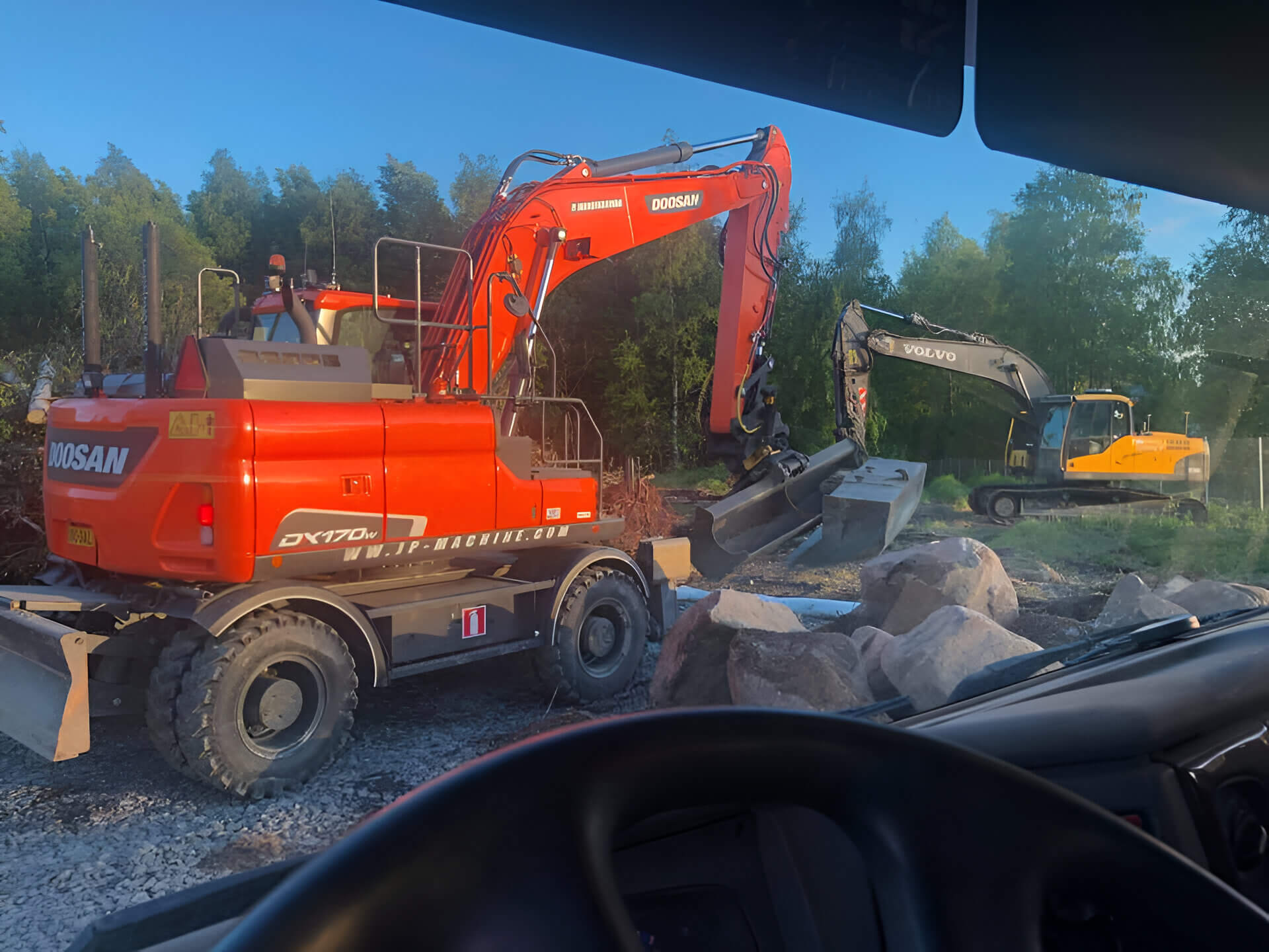 Doosan ja Volvo ajoneuvot